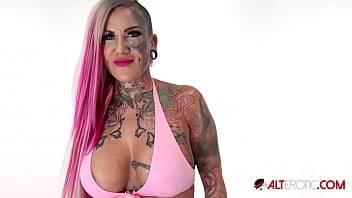 Evilyn Ink gets lubed up and rides the tremor on girlsporntube.one