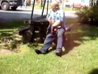 Old Man Jerks In The Park on girlsporntube.one