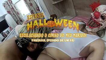 Marido Corno sendo humilhado pela esposa fantasiada de palhaço. Especial de Halloween. on girlsporntube.one