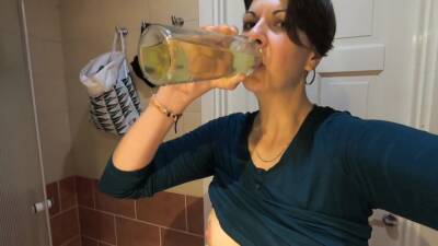 Girlfriend Drinks Her Own Pee From Bottle on girlsporntube.one