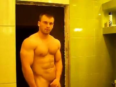 RUSSIAN BODYBUILDER STRIP AND CUM - Russia on girlsporntube.one