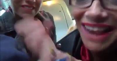 Zwei Schlampen geben mir im Bus Gruppen-Blowjob on girlsporntube.one