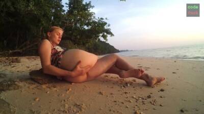 Sexe Sur La Plage Avec Une Jeune Blonde on girlsporntube.one