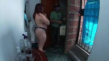 Repartidor afortunado se folla a una puta madura de culo grande cuando llega a su casa a vender comidas rapidas on girlsporntube.one