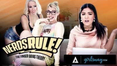 GIRLSWAY Nerdy Roommates Kendra Spade And Chloe Cherry Fake Being In A Sitcom While Banging A Friend on girlsporntube.one