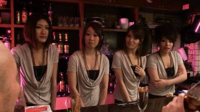 Asiatischer Gruppensex im Bierzelt on girlsporntube.one