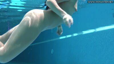 Jessica Lincoln In Cute Average Body Babe Jessica Swimming - Lincoln on girlsporntube.one