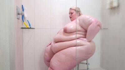 Ssbbw Showering Her Folds And Curves on girlsporntube.one