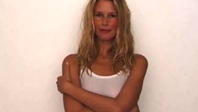 Claudia Schiffer zeigt Nippel in einem durchsichtigen Hemd - Germany on girlsporntube.one