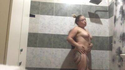 Rubia Culona Tatuada Se Ducha Luego Del Colegio on girlsporntube.one