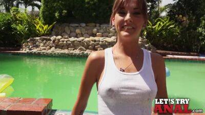 Hottie in Wet T-Shirt on girlsporntube.one