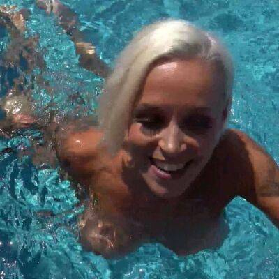 Notgeile Blonde Freundin besorgt es mir Outdoor am Pool - Germany on girlsporntube.one