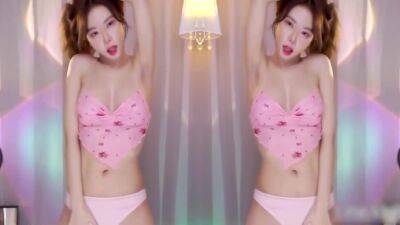 Hot Korean Camgirl Dancing 8 Min - North Korea on girlsporntube.one