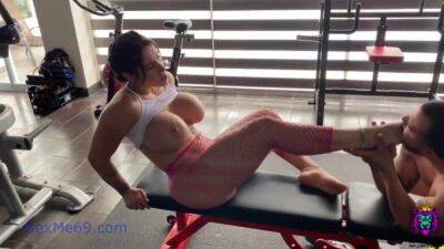 Sweating In The Gym And Eating Her on girlsporntube.one