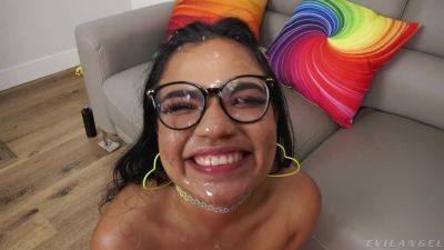 Teen ends marvelous FFM with her mom by taking her first facial on girlsporntube.one