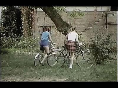 Blanche fesse et les 7 mains (1978) - France on girlsporntube.one