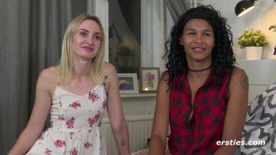 Lesbische Amateurmadels haben Sexy-Spa miteinander - Blonde and ebony in interracial lesbian sex - Germany on girlsporntube.one