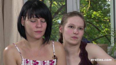 Wollustige Madels probieren ungewïhnliche Toys aus - Big tits German brunette lesbians - Germany on girlsporntube.one