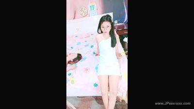 Chinese teens live chat with mobile phone.952 - China on girlsporntube.one