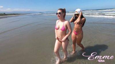 Amigas Que Adoram Uma Putaria! Elas Nao Resistem E Se Chupam Em Praia Publica on girlsporntube.one