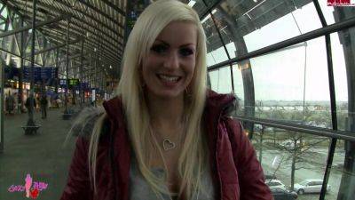 Amy Starr - Mitten Auf Dem Flughafen Gefickt - Germany on girlsporntube.one