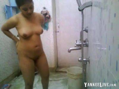 Stupid Bengla Desi Boy Setup Cam Not Elder Sisters Bath - India on girlsporntube.one