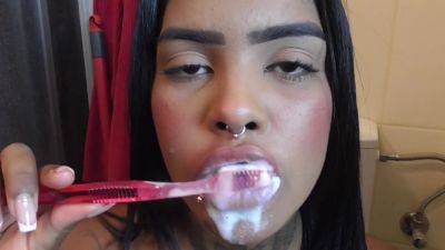 Black Girl Teeth Brushing Fetish - SoloAustria on girlsporntube.one