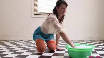 Pepita's Floor Cleaning: A Solo Amateur Experience on girlsporntube.one