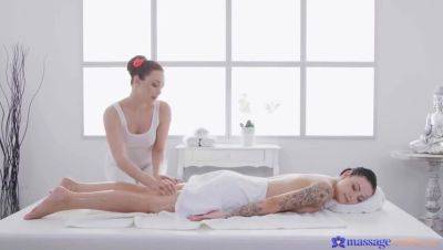 Aria Star & Sydney Luv: 69 Lesbian Facesitting Massage with Oil on girlsporntube.one