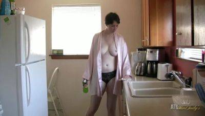 Mature Inara Byrne Nude: Sensual Kitchen Cleaning Reveals All on girlsporntube.one