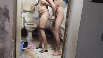 Saali Ki Gand Mari Jiju Ne Chup Chup Ke Bathroom Me Jake on girlsporntube.one