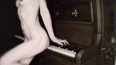 Pianiste Au Desir Charnel on girlsporntube.one