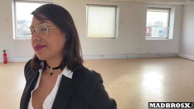 A Real Estate Agent Fucked During A Visit And In The Toilet To Sell Her Property !!! on girlsporntube.one