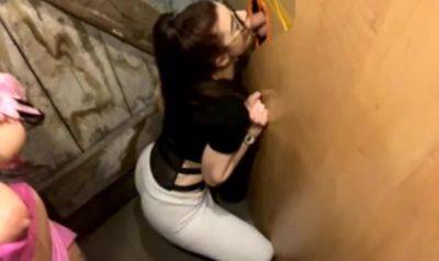 Deux coquines sucrant au gloryhole - France on girlsporntube.one